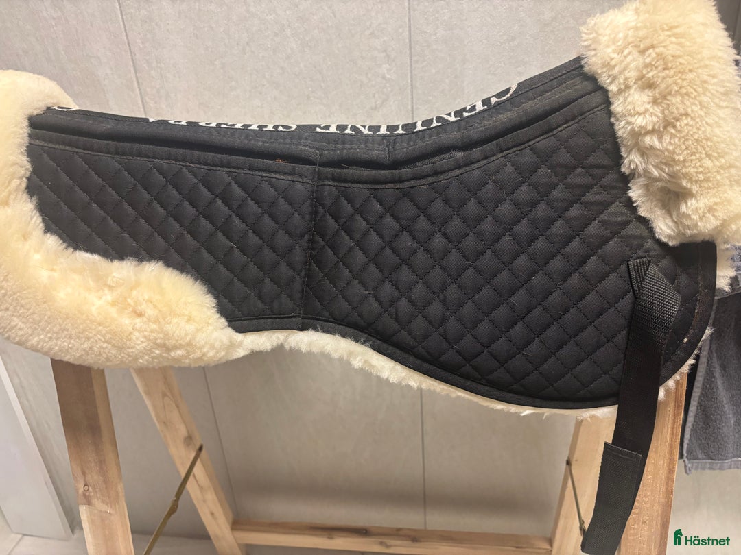 Sadeltillbehör hästutrustning till salu: Anatomisk fårskinnspad i Landskrona - Annons 2