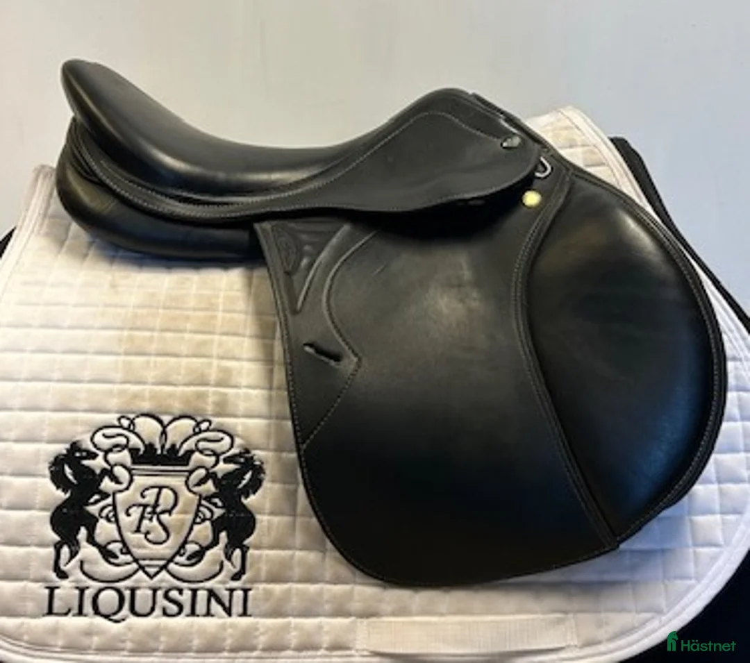 Sadlar hästutrustning till salu: Hoppsadel Prestige Versaille New D 17" - Annons 1