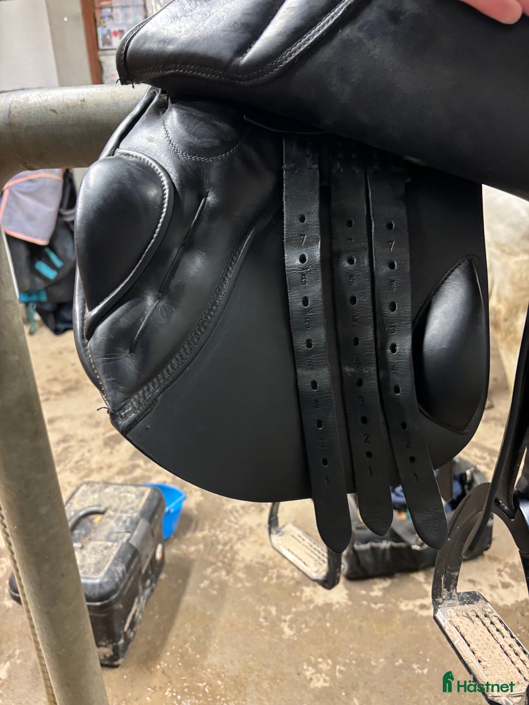 Sadlar hästutrustning till salu: Svart Barnsby hoppsadel  i Vänge - Annons 4