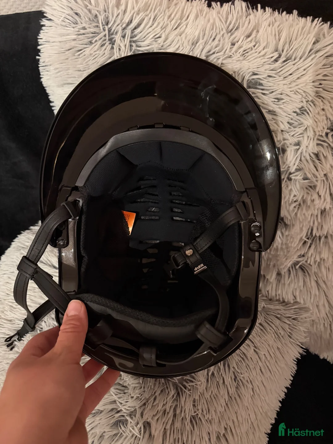 Hjälmar ryttarutrustning till salu: HELT NY glossy kep hjälm till salu! i Jordbro - Annons 2