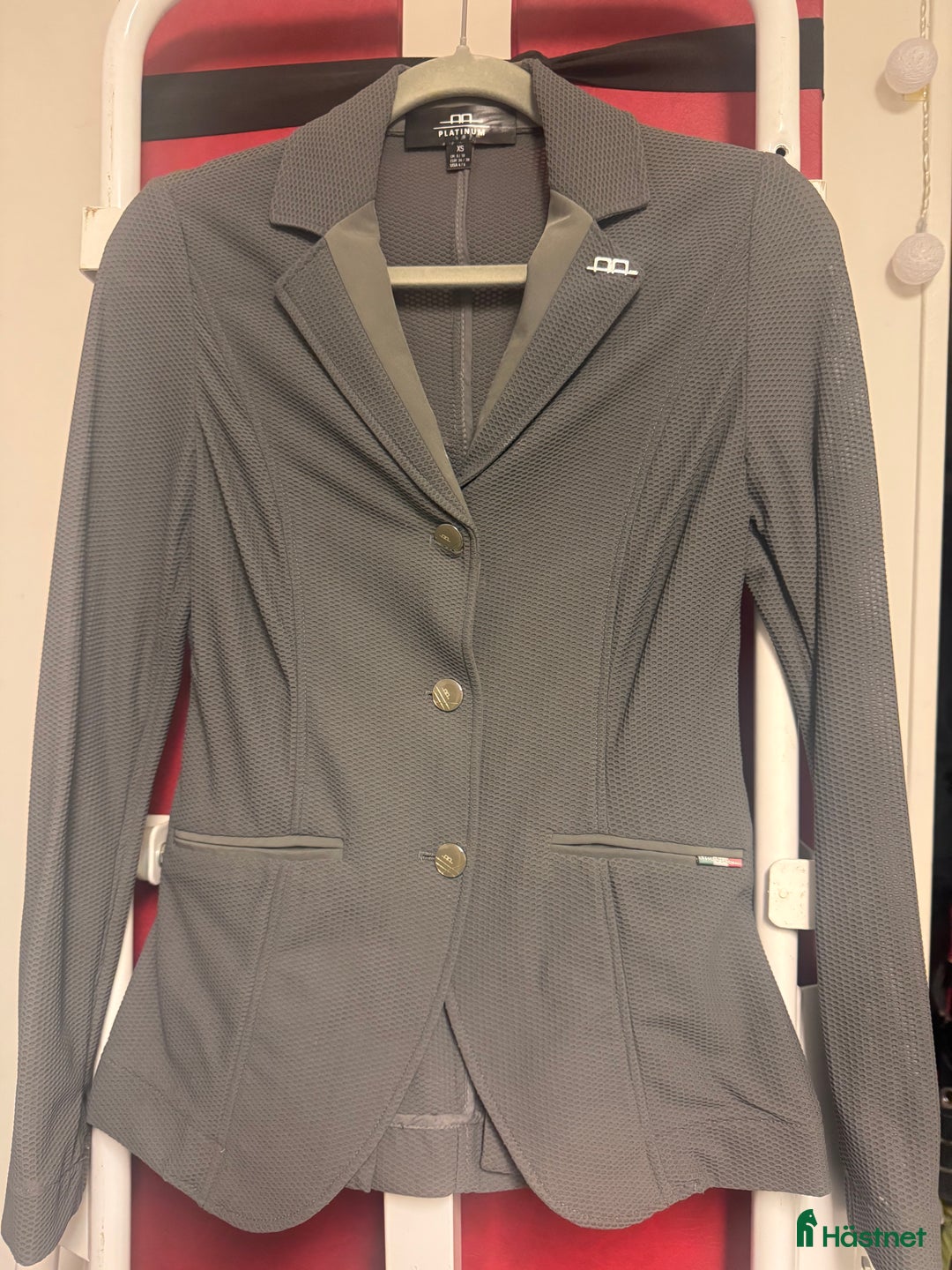 Jackor & Kavajer ryttarutrustning till salu: AA motion light tävlingskavaj Grå stl XS i Tungelsta - Annons 1