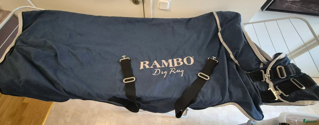 Täcken hästutrustning till salu: Horseware Rambo Supreme Dry Rug Marinblå/Silver i Blentarp - Annons 5