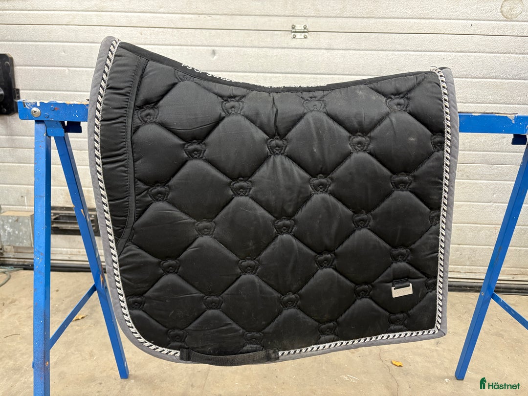 Sadeltillbehör hästutrustning till salu: Dressyrshabrak PS, ES och Mias (flera) i Täby - Annons 1