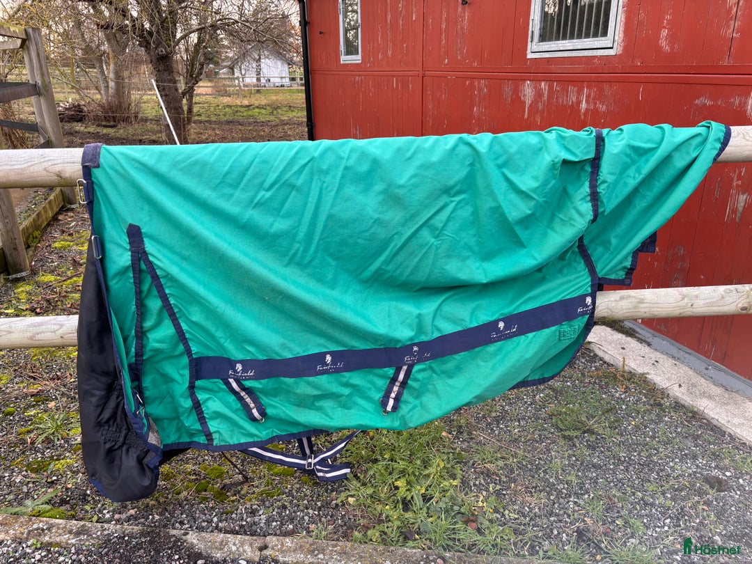 Täcken hästutrustning till salu: Snyggt regntäcke  i Lund - Annons 1