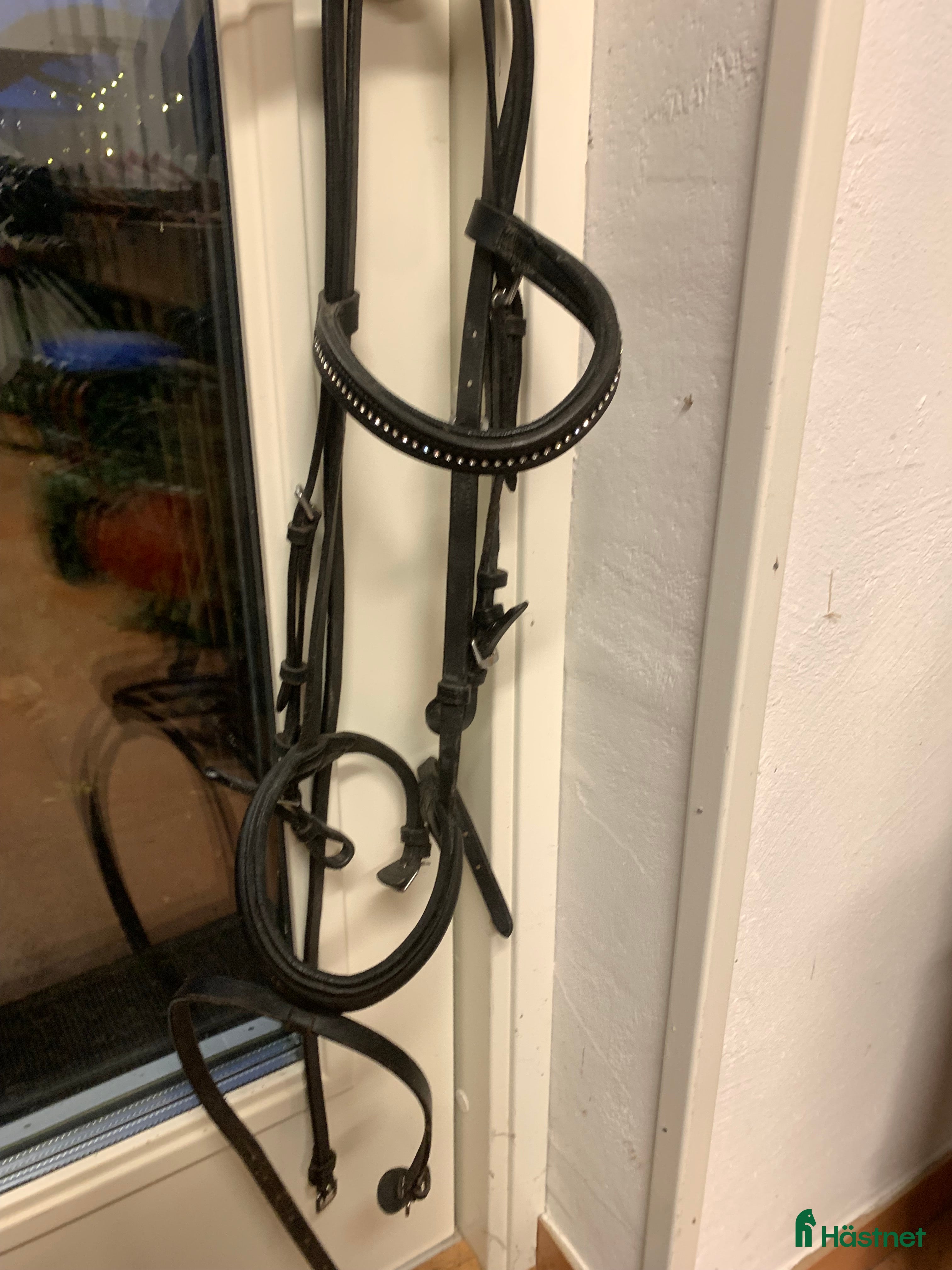 Träns hästutrustning till salu: Svart starträns i Lomma - Annons 3