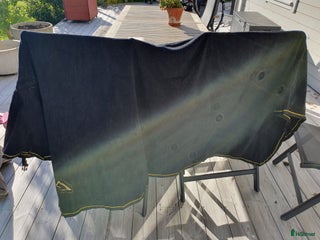 Täcken hästutrustning till salu: Svart fleecetäcke strl 145 i Trollhättan - Annons 7