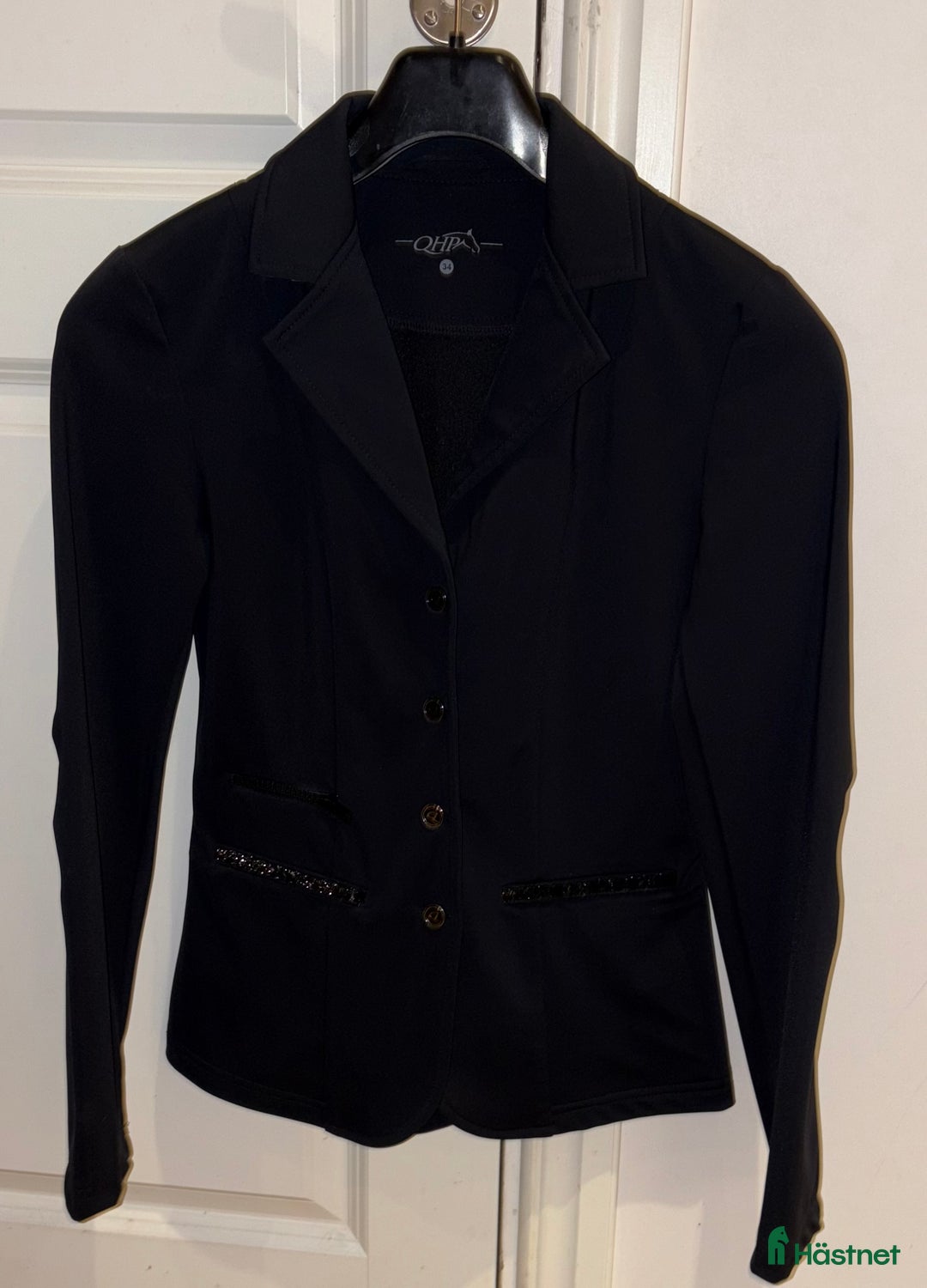 Jackor & Kavajer ryttarutrustning till salu: Fin och fräsch svart kavaj med lite glitter  i Tösse - Annons 1