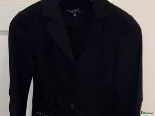 Jackor & Kavajer ryttarutrustning till salu: Fin och fräsch svart kavaj med lite glitter i Tösse - Annons 3