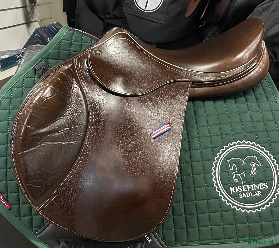 Sadlar hästutrustning till salu: John Whitaker England i Hova - Annons 1