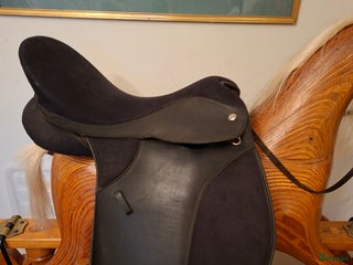 Sadlar hästutrustning till salu: Bra syntet sadel för unghäst i Segeltorp - Annons 2