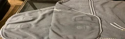 Täcken hästutrustning till salu: Fleecetäcken i fint skick storlek 155 - Annons 14