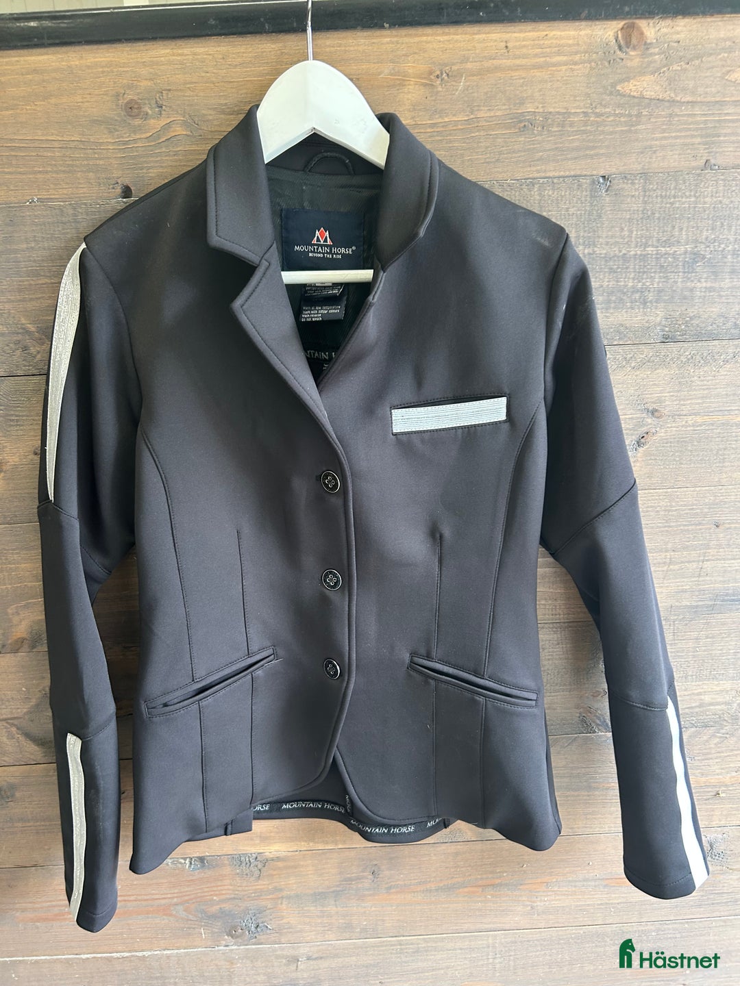 Jackor & Kavajer ryttarutrustning till salu: Tävlingskavajer i Fjärås - Annons 1