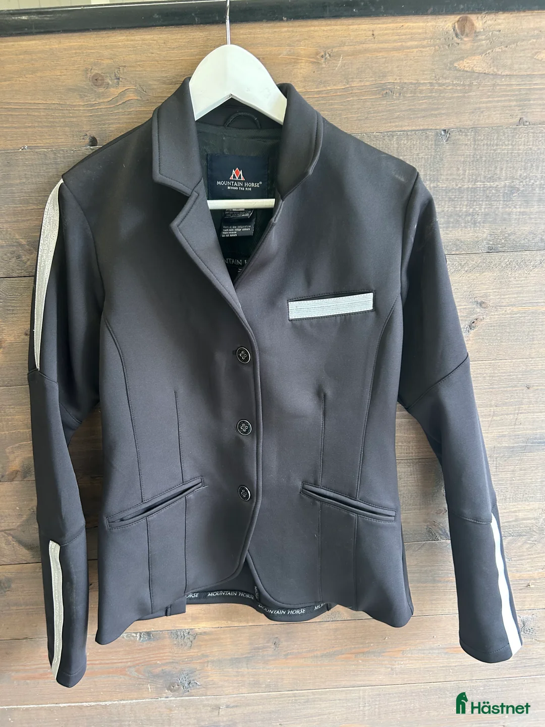 Jackor & Kavajer ryttarutrustning till salu: Tävlingskavajer i Fjärås - Annons 1