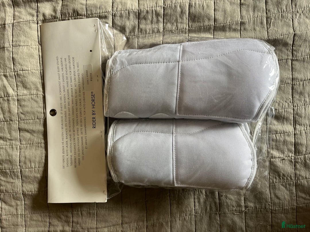 Benskydd hästutrustning till salu: Helt oanvända dressyr skydd vita  i Skurup - Annons 2