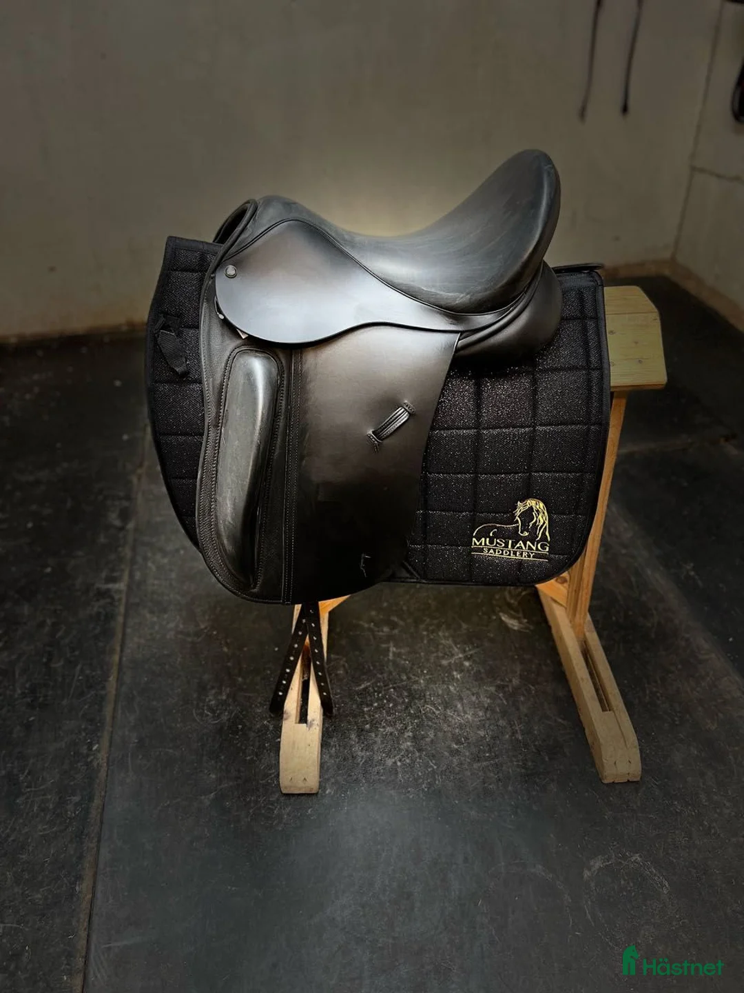 Sadlar hästutrustning till salu: REA 90% Ideal Paulara Dressyr 17”M svart  i Knivsta - Annons 1