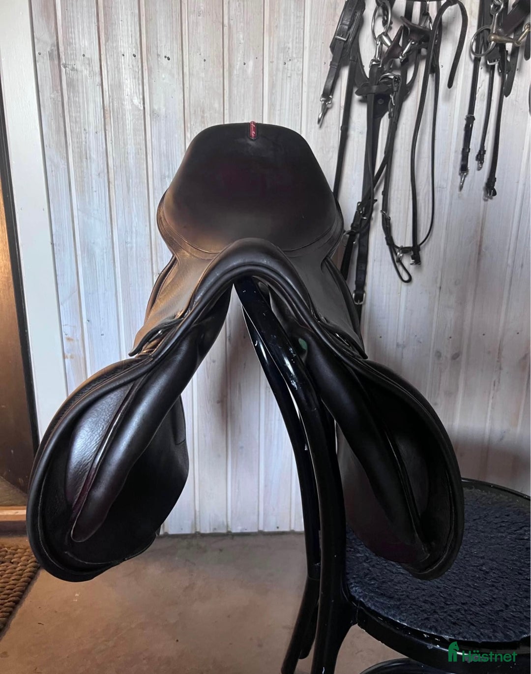 Sadlar hästutrustning till salu: Mörkbrun 17,5” Equipe EK26 med L-kåpor i Borås - Annons 6