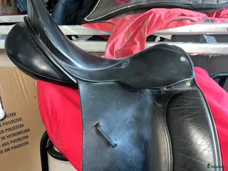 Sadlar hästutrustning Svart dressyrsadel i Enskededalen - Annons 3