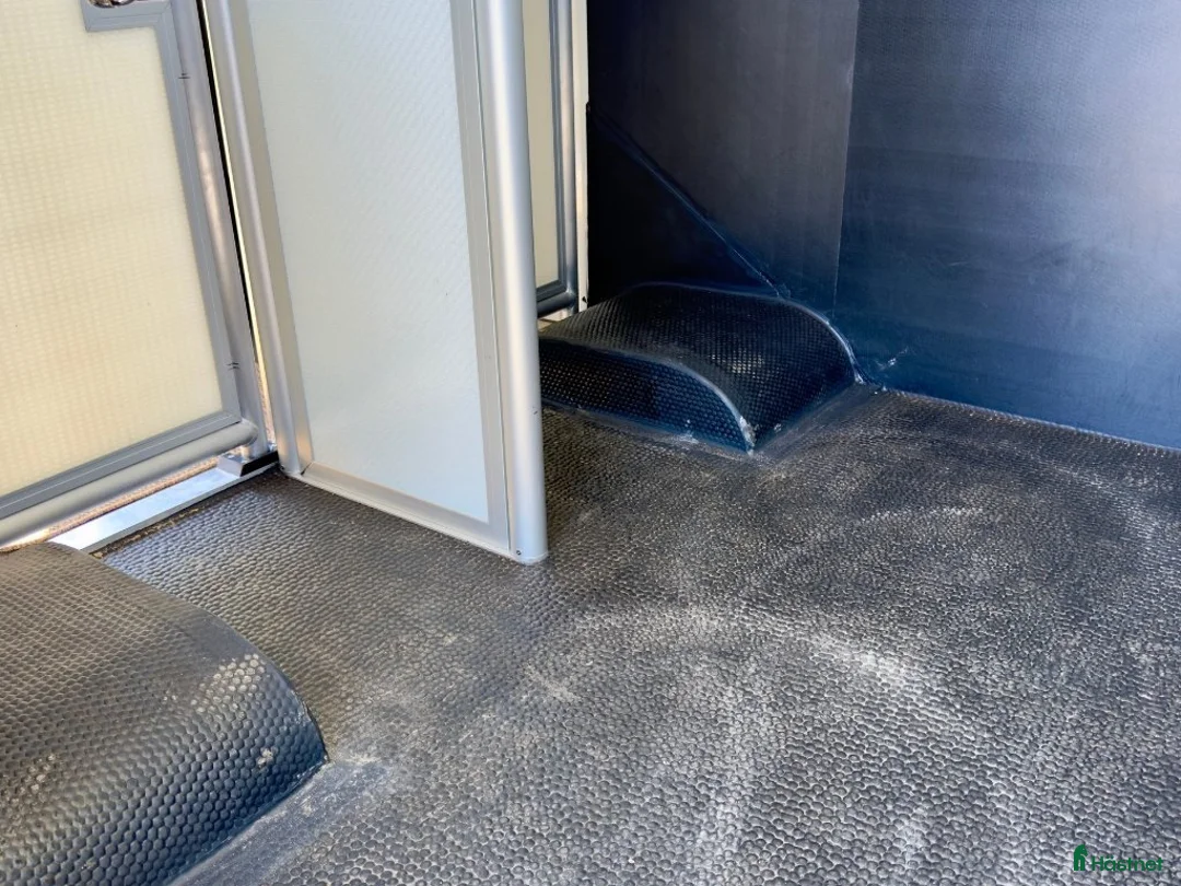 Hästlastbilar  fordon & transport till salu: Clear Round C1 (WRA27G)LASTVIKT: 1 670kg i Täby - Annons 3