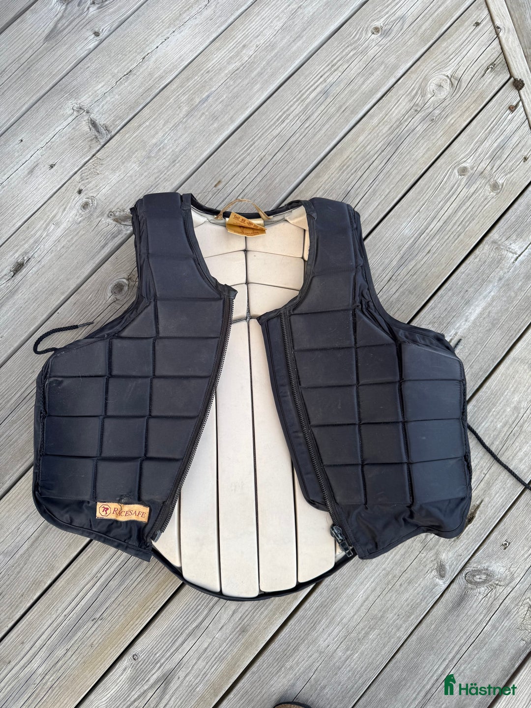 Säkerhetsvästar ryttarutrustning till salu: Racesafe ridväst i Mantorp - Annons 1