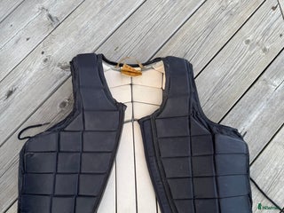 Säkerhetsvästar ryttarutrustning till salu: Racesafe ridväst i Mantorp - Annons 4