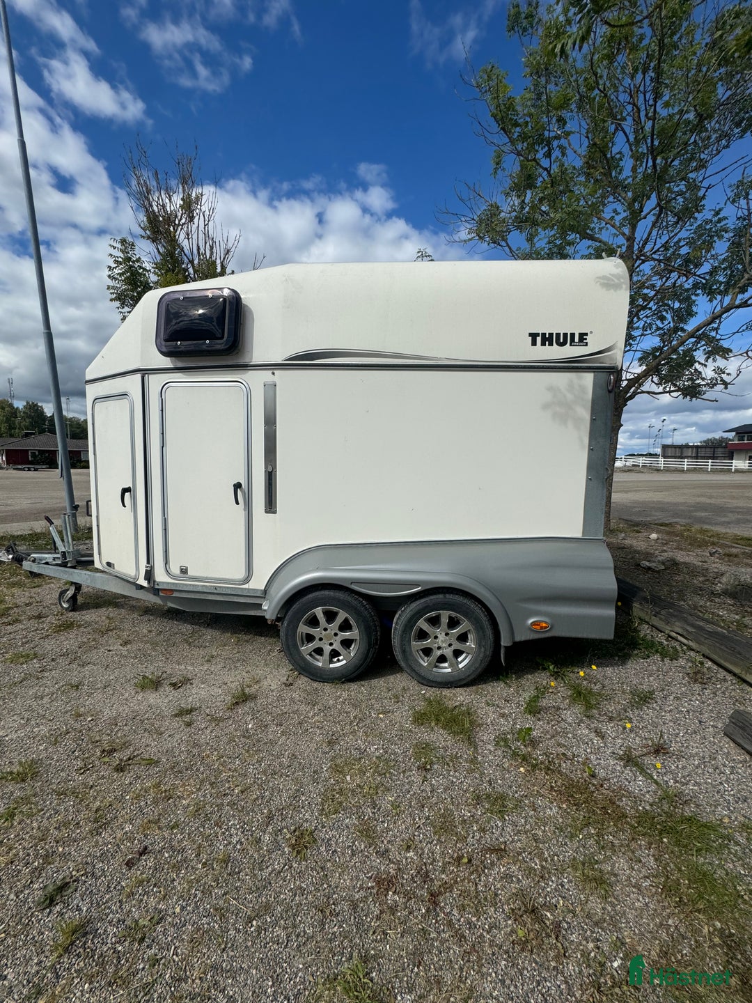 Hästtransporter  fordon & transport till salu: Välskött Thule Excellent med sulkyfästen!  i Eskilstuna - Annons 2