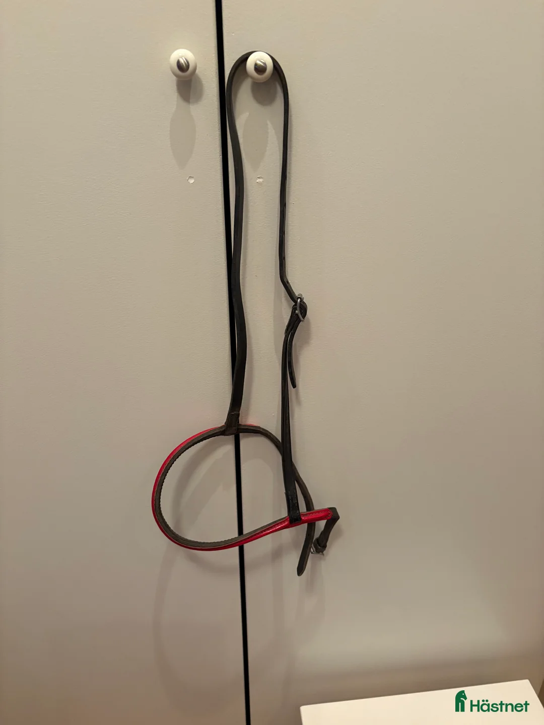 Övrig Hästutrustning hästutrustning till salu: Röd nosgrimma i Södertälje - Annons 2