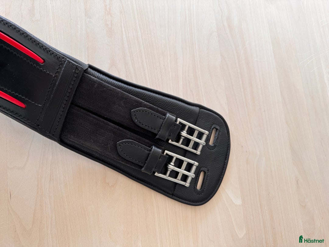 Sadeltillbehör hästutrustning till salu: Karlslund anatomisk lädergjord 55cm i Tjureda - Annons 3