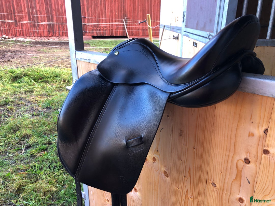Sadlar hästutrustning till salu: Crown Aragorn  i Bergkvara - Annons 3