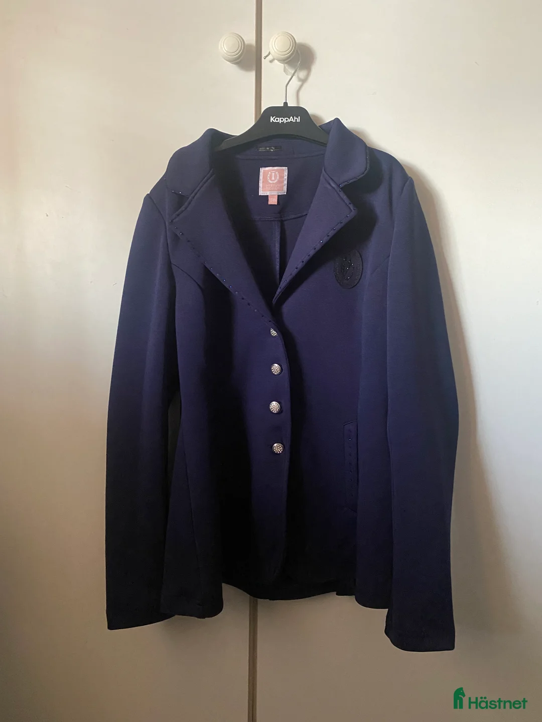 Jackor & Kavajer ryttarutrustning till salu: Kavaj med glitterdetalj i Bankeryd - Annons 1