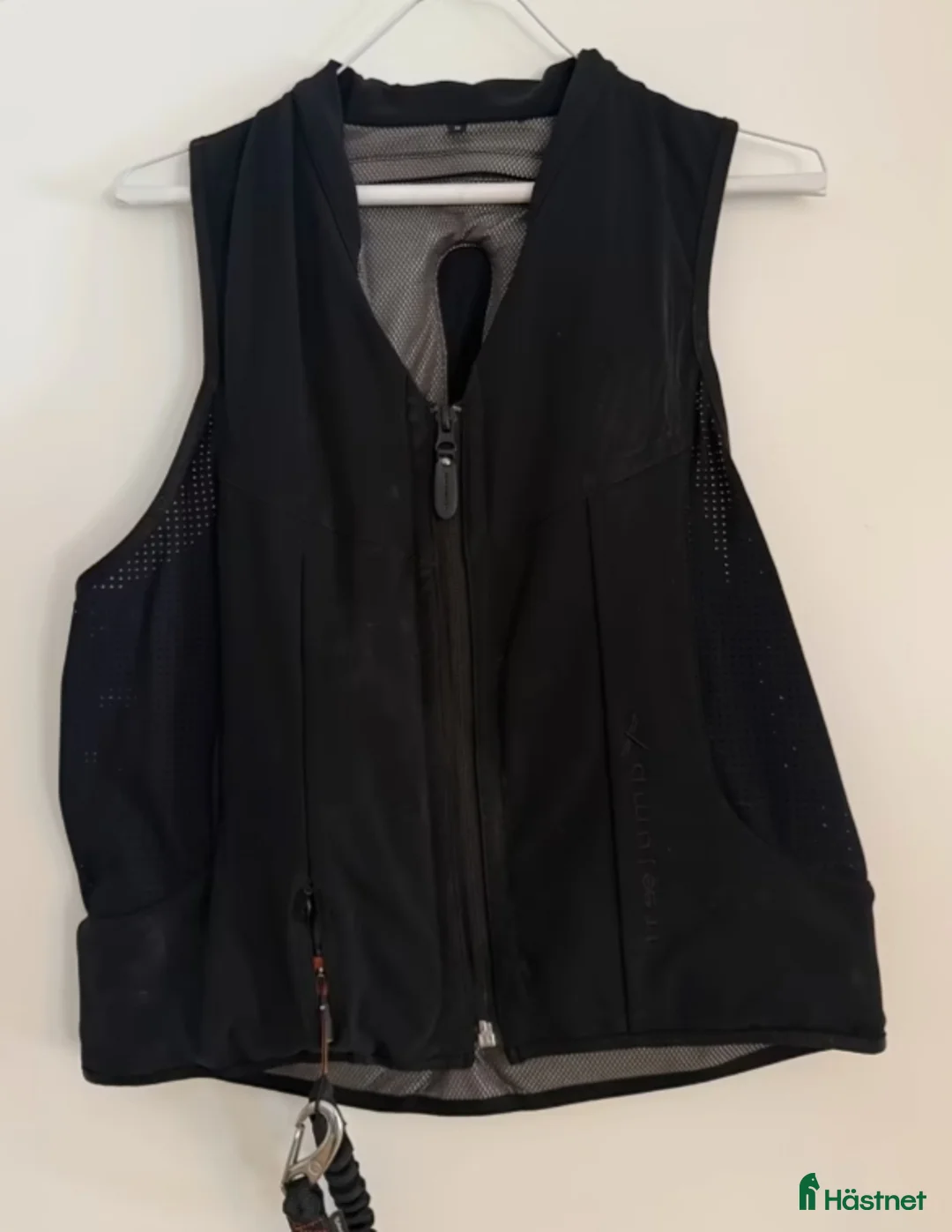 Säkerhetsvästar ryttarutrustning till salu: Freejump säkerhetsväst medium  i Rörbäcksnäs - Annons 1