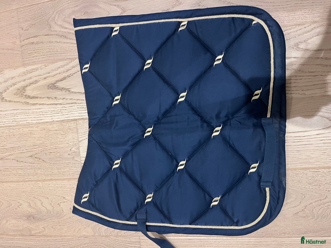 Schabrak & Vojlockar hästutrustning till salu: Supersnyggt dressyr schabrak i Kungälv - Annons 1