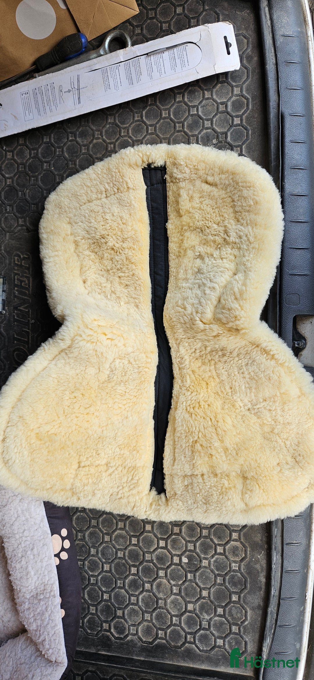 Schabrak & Vojlockar hästutrustning till salu: Fårskinnspadd strl L i mycket fint skick i Hudiksvall - Annons 2