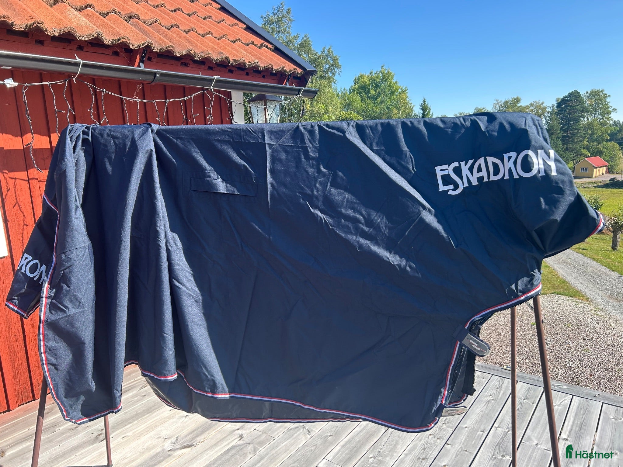 Täcken hästutrustning till salu: Eskadeon regn-ridtäcke - Annons 2