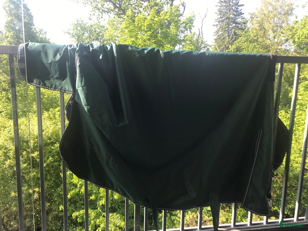 Täcken hästutrustning till salu: Mörkgrön 125 i Björklinge - Annons 1