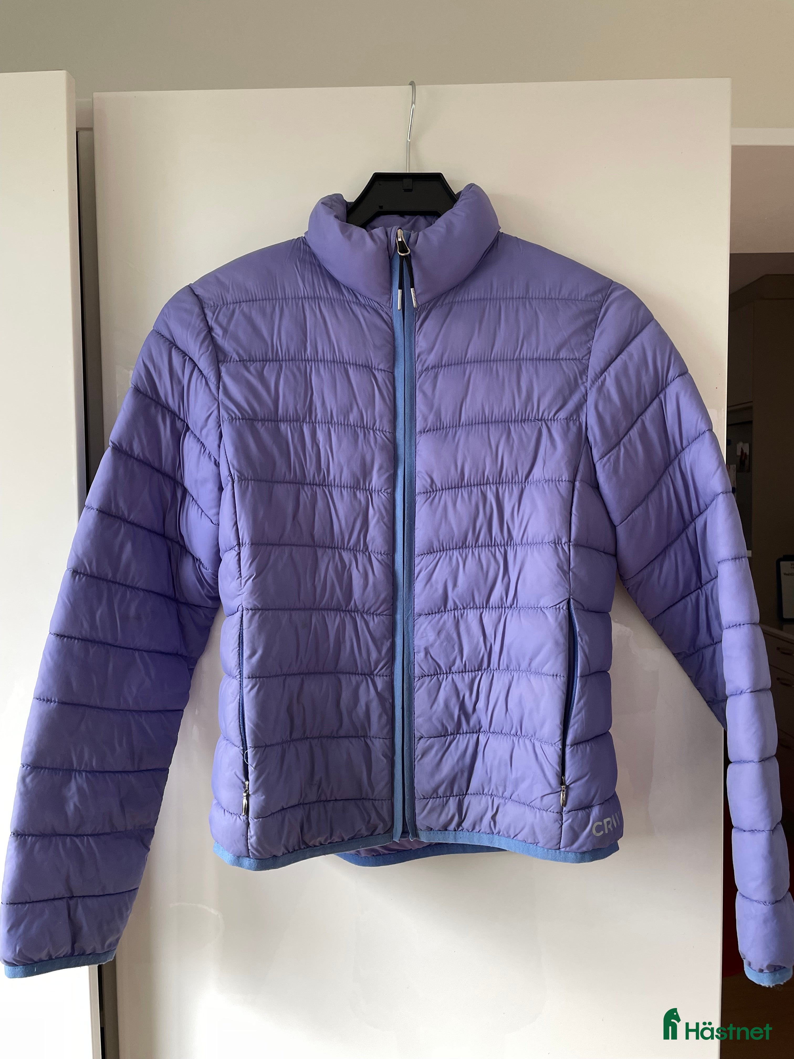 Jackor & Kavajer ryttarutrustning till salu: Ljusblå lättviktsjacka i Ängelholm - Annons 24