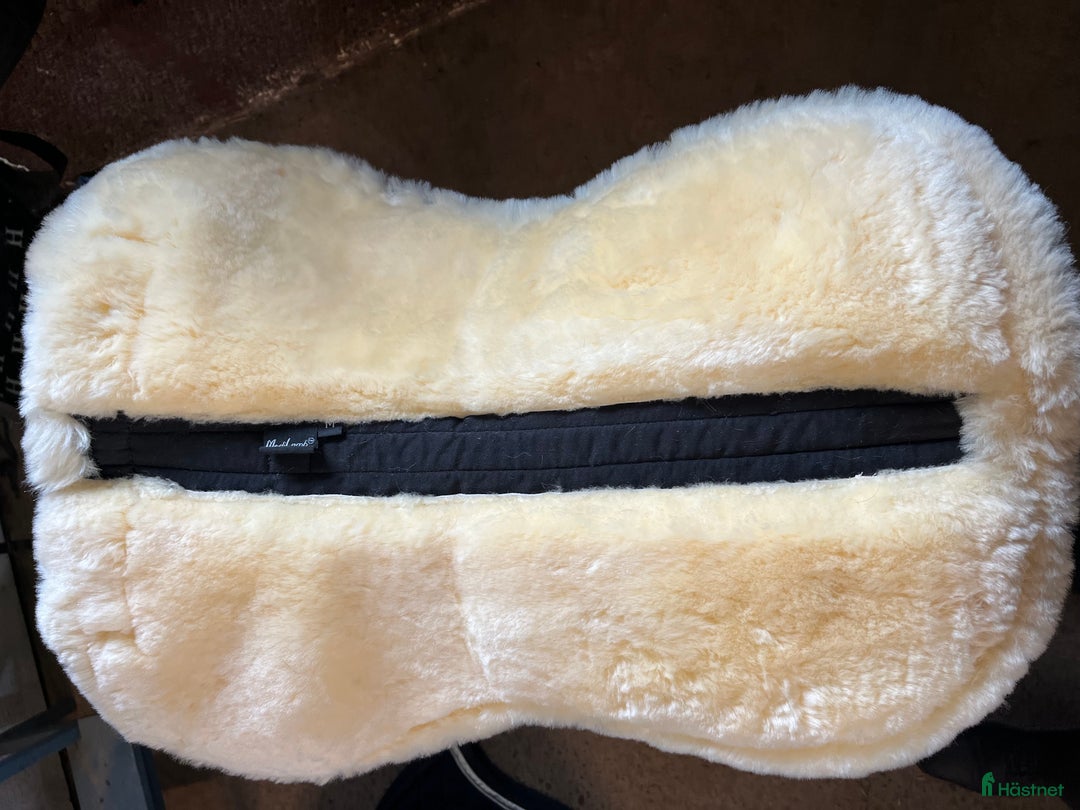 Sadeltillbehör hästutrustning till salu: Fårskinnspadd korrektion  i Sifferbo - Bild 4