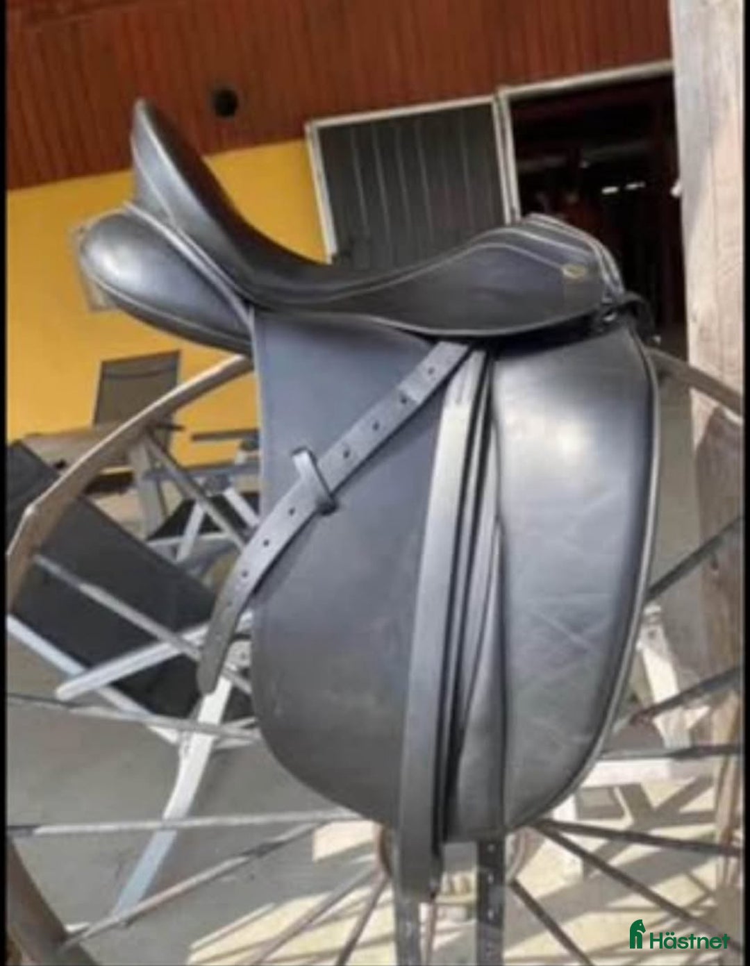 Sadlar hästutrustning till salu: Dressyrsadel Pfiff Amaretto 17,5” i Svedala - Annons 1