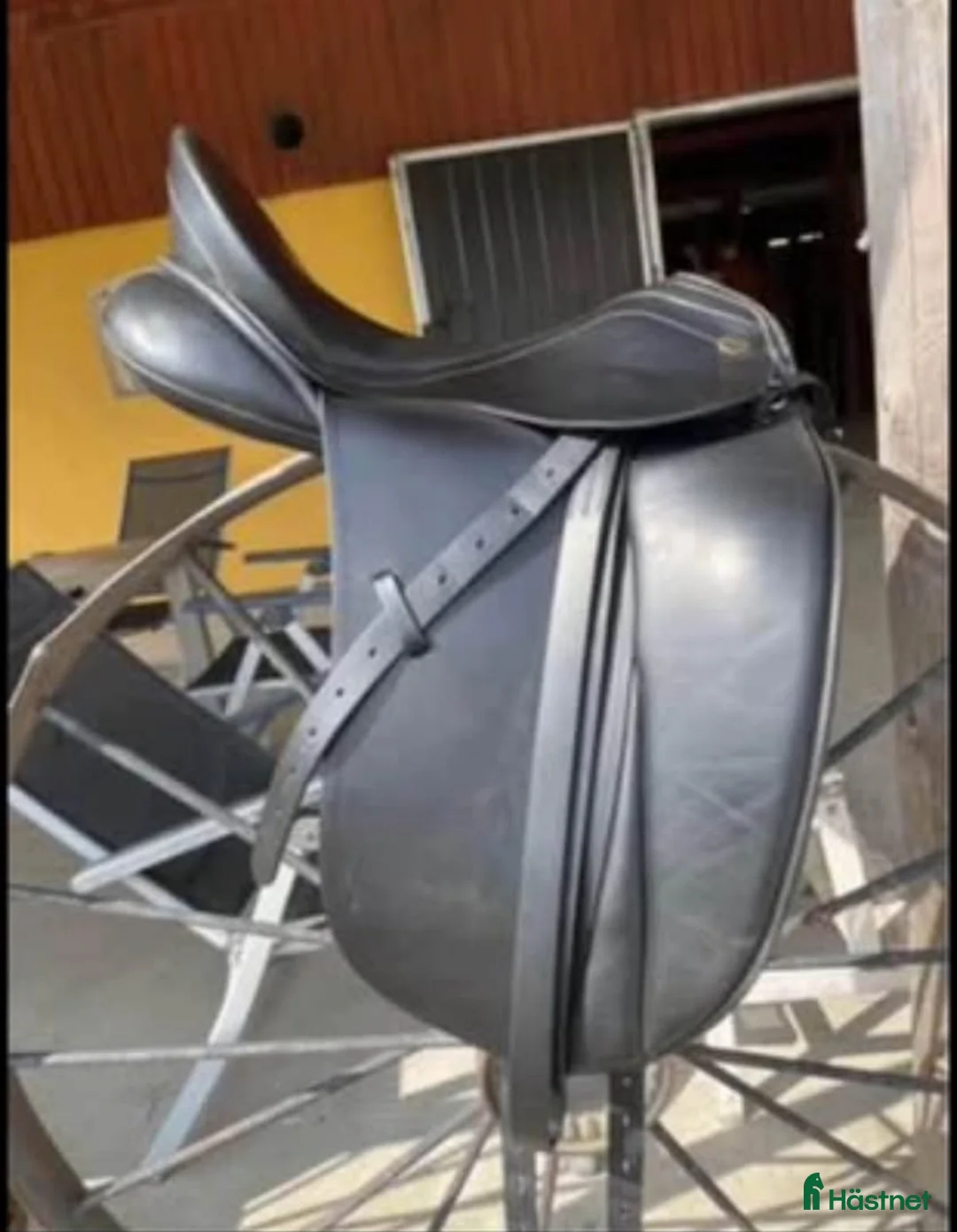 Sadlar hästutrustning till salu: Dressyrsadel Pfiff Amaretto 17,5” i Svedala - Annons 1