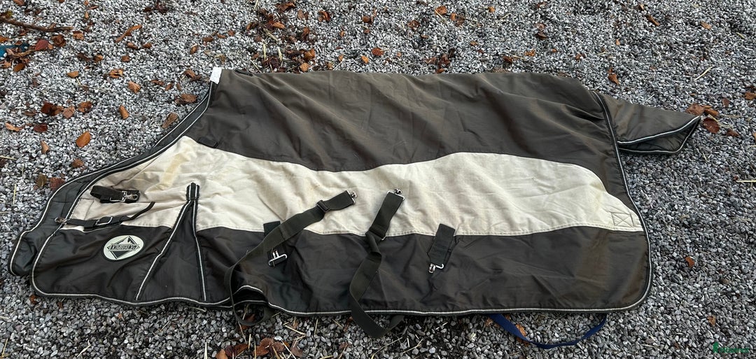 Täcken hästutrustning till salu: Utetäcke strl 145 i Hörby - Annons 1