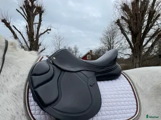Sadlar hästutrustning 🐴 Sadel till salu – kvalitets‑hoppsadel 17” - Annons 6