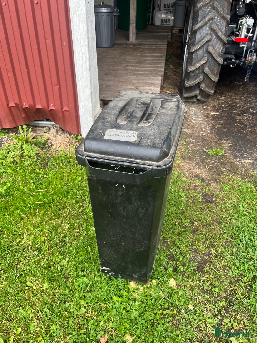 Stallinredning, stängsel & gård övrig utrustning till salu: Svart fodertunna i Åkersberga - Annons 1