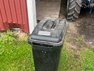 Stallinredning, stängsel & gård övrig utrustning till salu: Svart fodertunna i Åkersberga - Annons 1