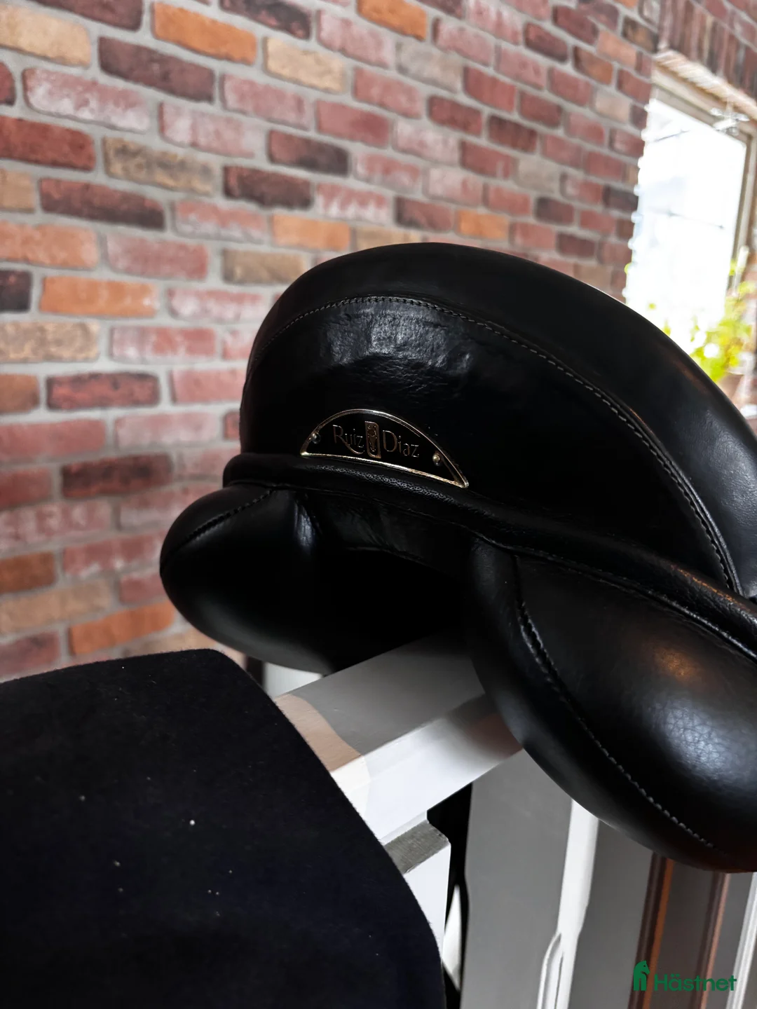 Sadlar hästutrustning till salu: Superskön dressyrsadel från Lippo  i Genarp - Annons 2