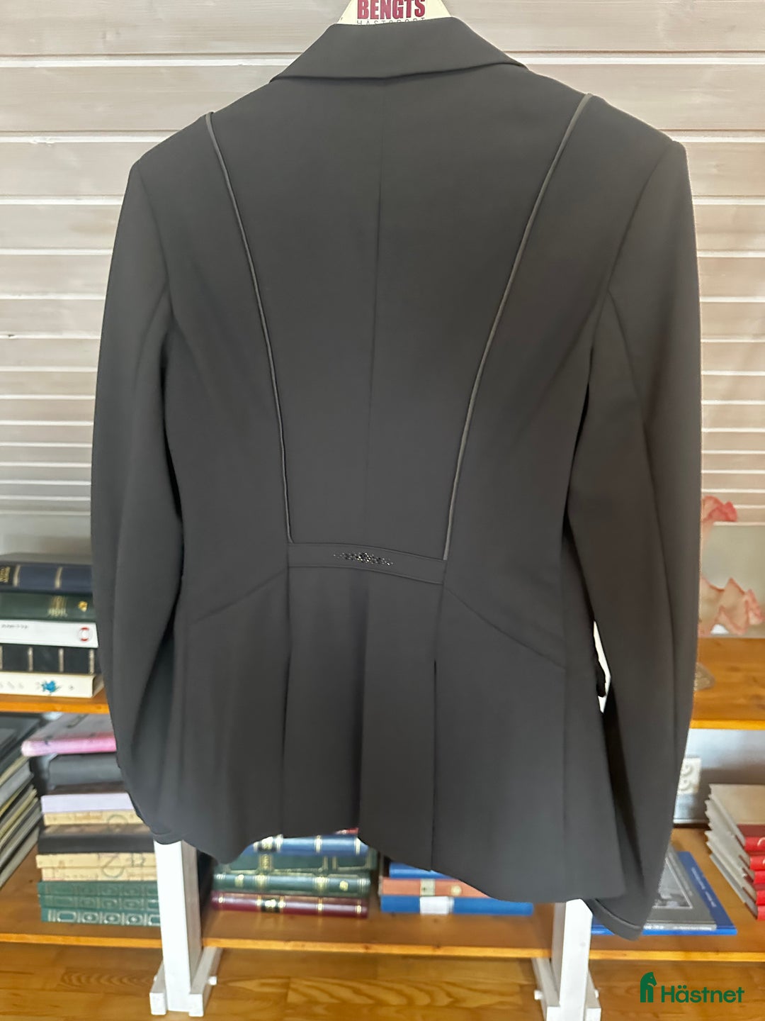 Jackor & Kavajer ryttarutrustning till salu: Samshield tävlingskavaj i nyskick  i Tranås - Annons 3