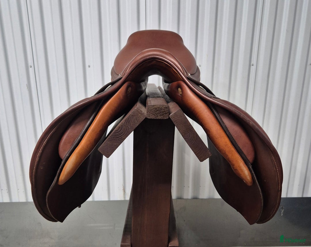 Sadlar hästutrustning till salu: Guy chanel hoppsadel i mycket fint skick  i Allerum - Annons 2
