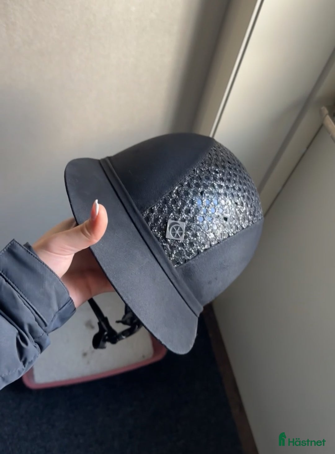 Hjälmar ryttarutrustning till salu: Charles Owen hjälm med glitter i Uddevalla - Annons 1