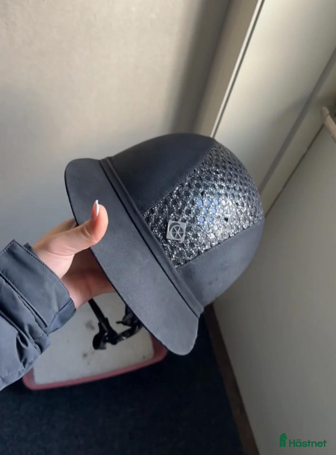 Hjälmar ryttarutrustning till salu: Charles Owen hjälm med glitter i Uddevalla - Annons 1