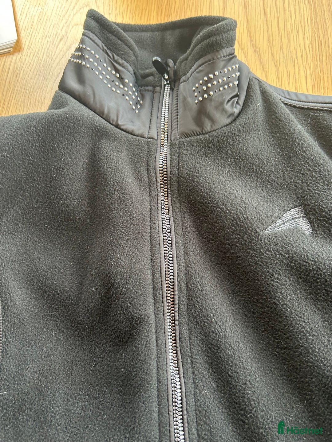 Jackor & Kavajer ryttarutrustning till salu: Helt ny svart fleecejacka i nätt modell  i Flyinge - Annons 5