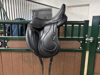 Sadlar hästutrustning till salu: Antares Cadence dressyrsadel i Strängnäs - Annons 3