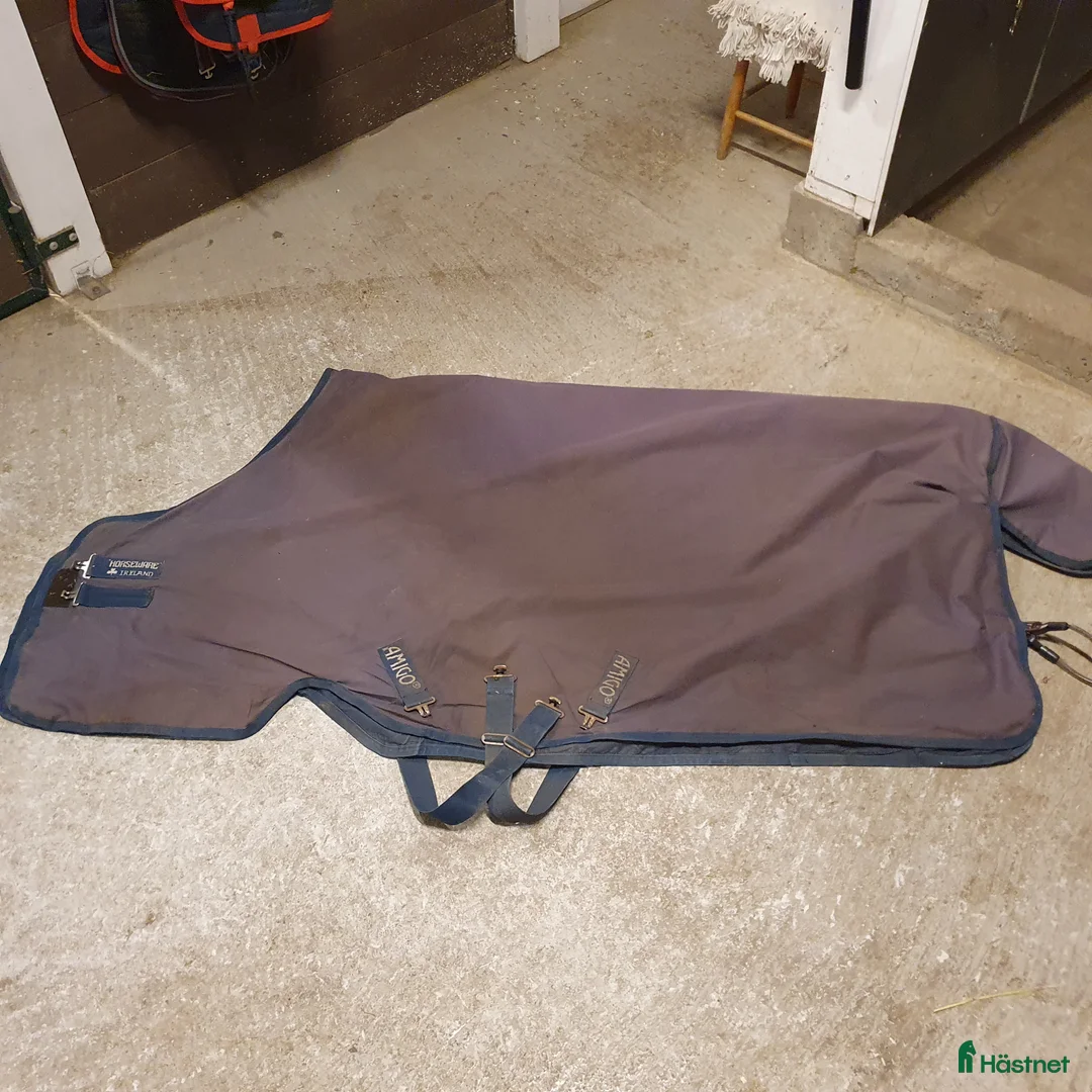 Täcken hästutrustning till salu: Horseware Amigo Hero 6 plus heavy 6.3/140 i Tranås - Annons 1